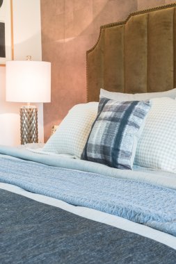 lüks yatak odası ile küme yastık yatak ve beyaz lamba