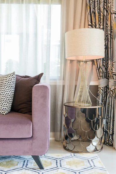 Luxusní obývací pokoj design s fialové sofa — Stock fotografie