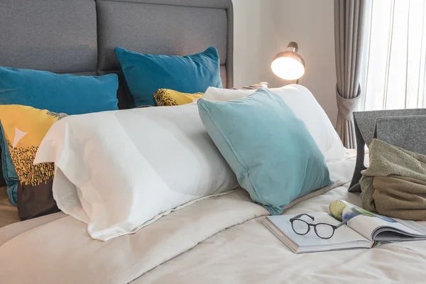 Modern yatak odası tasarım kümesiyle yastıklar — Stok fotoğraf