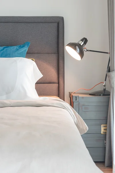 Modern siyah lamba masa tarafında modern yatak odası — Stok fotoğraf