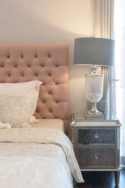 Luxe slaapkamer ontwerp met klassieke lamp — Stockfoto
