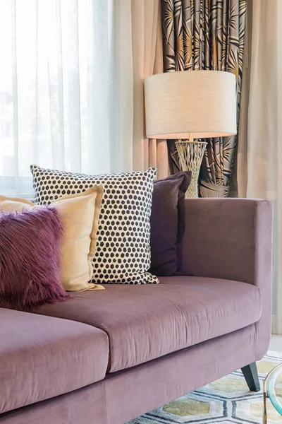Design de sala de estar de luxo com sofá roxo — Fotografia de Stock