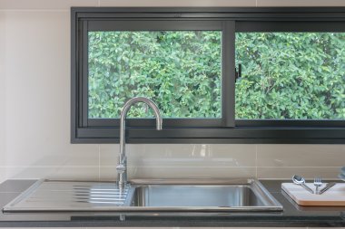 mutfak lavabo musluk üstünde siyah sayaç ile