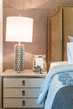 lüks yatak odası ile küme yastık yatak ve beyaz lamba