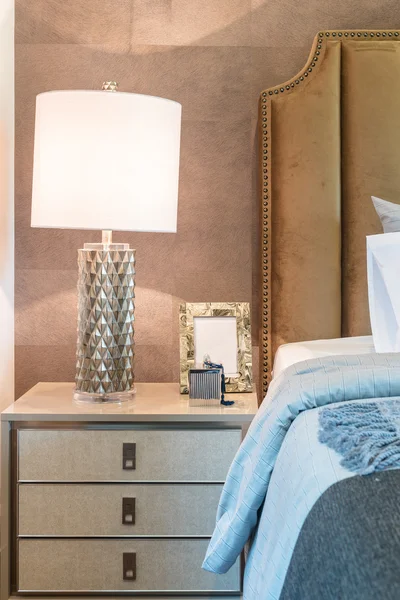 Dormitorio de lujo con conjunto de almohadas en la cama y lámpara blanca —  Fotos de Stock