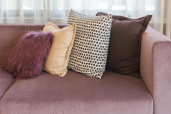Luxe woonkamer design met paarse Bank — Stockfoto