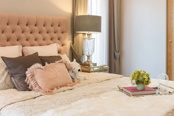 lüks yatak odası tasarımı klasik lambalı 