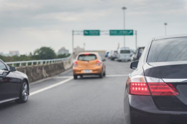 Sıra sıra arabalarla trafik sıkışıklığı