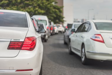 Sıra sıra arabalarla trafik sıkışıklığı 