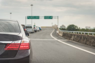 Sıra sıra arabalarla trafik sıkışıklığı