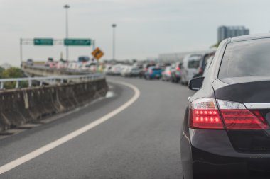 Sıra sıra arabalarla trafik sıkışıklığı