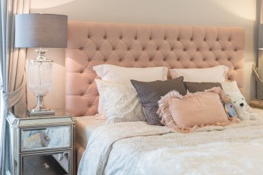 Tablo Klasik lamba ile lüks yatak odası tasarımı 