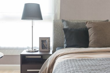 modern yatak odası ahşap masa tarafında siyah modern lamba 