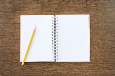 ahşap doku arka plan üzerinde beyaz boş dizüstü 