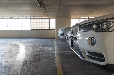 Arabalar dolu bina otopark