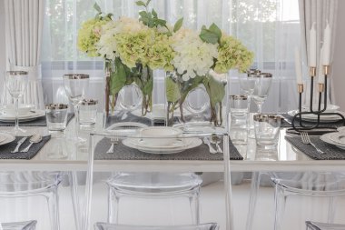 yarı saydam sandalye ile lüks yemek odası 