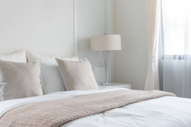 resim çerçevesi yatak odasında duvar ile modern lamba masa tarafında 