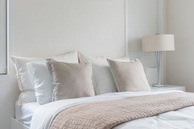 resim çerçevesi yatak odasında duvar ile modern lamba masa tarafında 