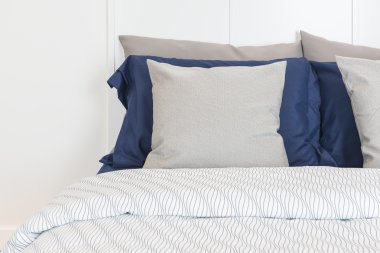 mavi renk kümesi ile modern yatak odası tasarımı 