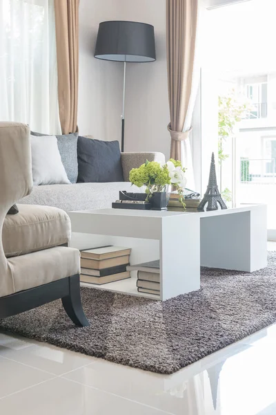 Modern oturma odası tasarımı gri kanepe ve beyaz masa — Stok fotoğraf