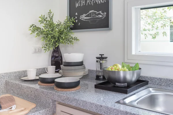 Placa preta na parede branca na sala de cozinha moderna com utensílio — Fotografia de Stock