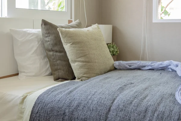 Witte moderne bed met kussens in moderne slaapkamer — Stockfoto