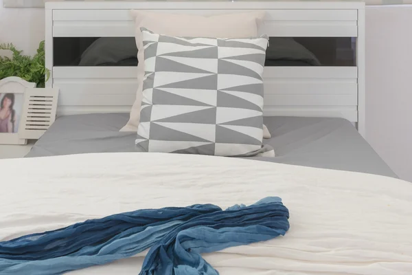 Cama moderna blanca con almohadas en dormitorio individual moderno —  Fotos de Stock