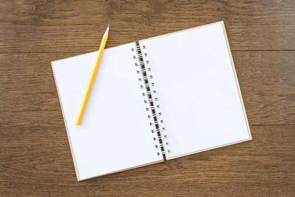 Пустой белый ноутбук на деревянном фоне текстуры — стоковое фото