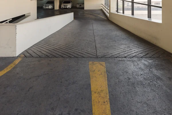 Empty parking deck with ramp i — Stock Photo, Image