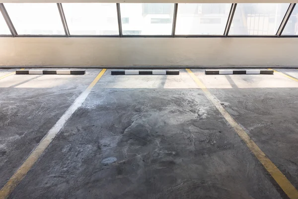 Prázdné parkoviště v podlaze parkování automobilů — Stock fotografie