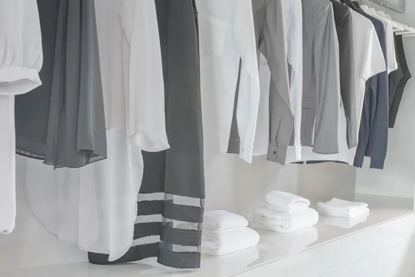 Μαύρο και άσπρο χρώμα τόνο ρούχα κρέμονται σε ράγα — Φωτογραφία Αρχείου