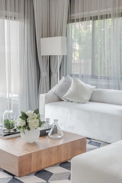 Sofá branco de luxo com travesseiros na sala de estar — Fotografia de Stock