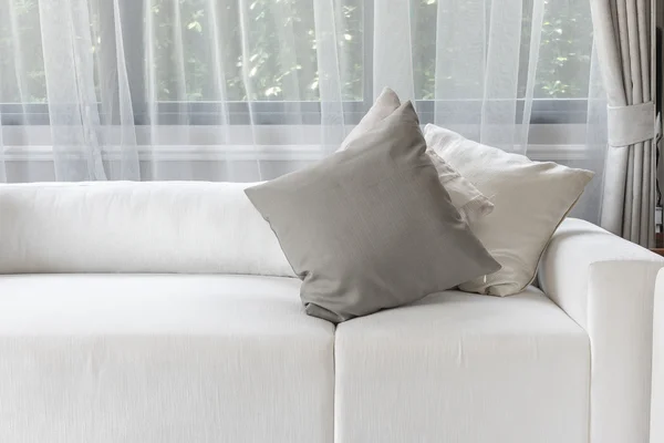 Πολυτελή λευκό καναπέ με μαξιλάρια που στο σαλόνι — Φωτογραφία Αρχείου