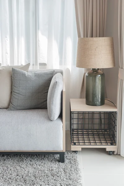 Сучасний сірий диван з подушками і сучасна лампа на стороні столу в — стокове фото