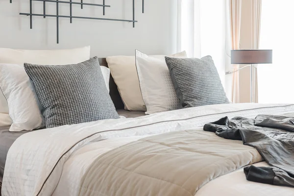 Kamar tidur modern dengan gaya lampu modern di atas meja kayu — Stok Foto
