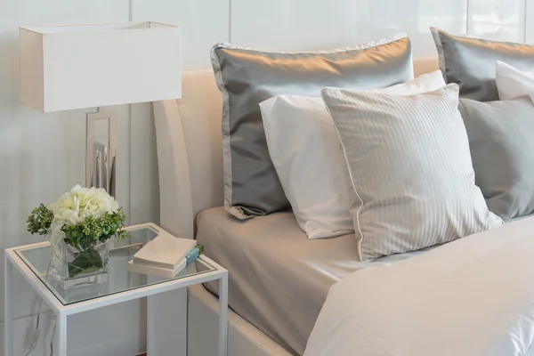 Pillows set on bed with vase of flower in luxury bedroom — Stock Photo, Image