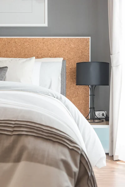 Современная черная лампа на стороне стола в современном дизайне спальни — стоковое фото