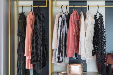 Modern giysi seti demiryolunda asılı, modern dolap iç tasarım konsepti