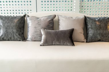 Kanepe ve yastıklı klasik oturma odası tarzı, iç dekorasyon konsepti.