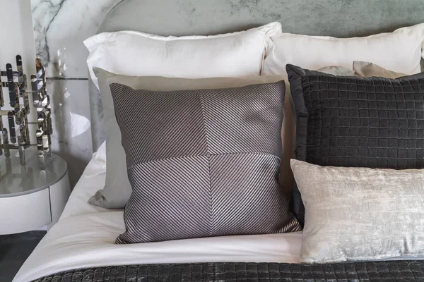 现代居室风格 床上有一套枕头 室内设计理念装饰 — 图库照片