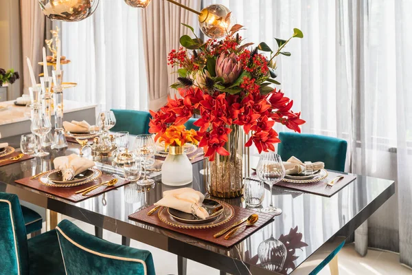 Masa Yemeği Dekorasyon Konseptiyle Klasik Yemek Odası — Stok fotoğraf