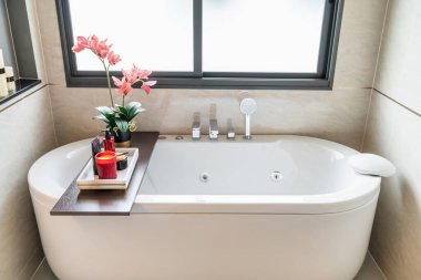 Modern beyaz banyo küveti, evde aromaterapi ekipmanı, iç tasarım dekorasyonu.