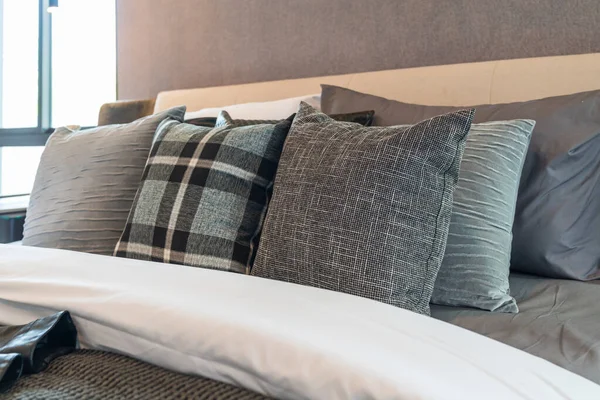 Yatağında Yastıklar Olan Modern Yatak Odası Tarzı Dizayn Konsepti Dekorasyonu — Stok fotoğraf