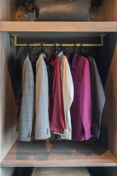 Moderne Garderobe Mit Kleidungsstücken Die Auf Schienen Hängen Modernes Einrichtungskonzept — Stockfoto