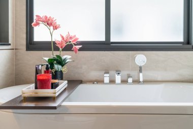 Modern beyaz banyo küveti, evde aromaterapi ekipmanı, iç tasarım dekorasyonu.