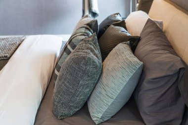 Yatağında yastıklar olan modern yatak odası tarzı, iç dizayn konsepti dekorasyonu