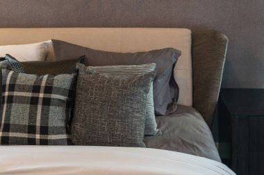 Yatağında yastıklar olan modern yatak odası tarzı, iç dizayn konsepti dekorasyonu