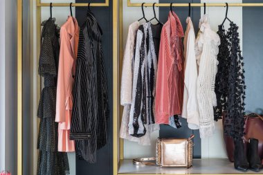 Modern giysi seti demiryolunda asılı, modern dolap iç tasarım konsepti