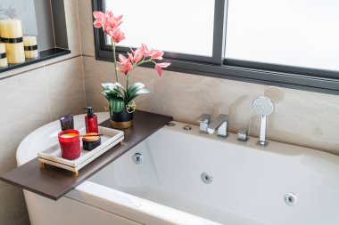 Modern beyaz banyo küveti, evde aromaterapi ekipmanı, iç tasarım dekorasyonu.