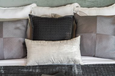 Yatağında yastıklar olan modern yatak odası tarzı, iç dizayn konsepti dekorasyonu